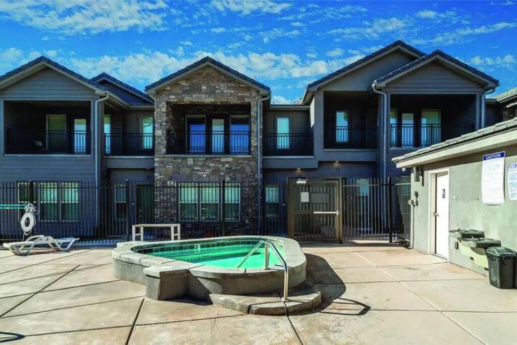 Ivins House | Poolside Paradise