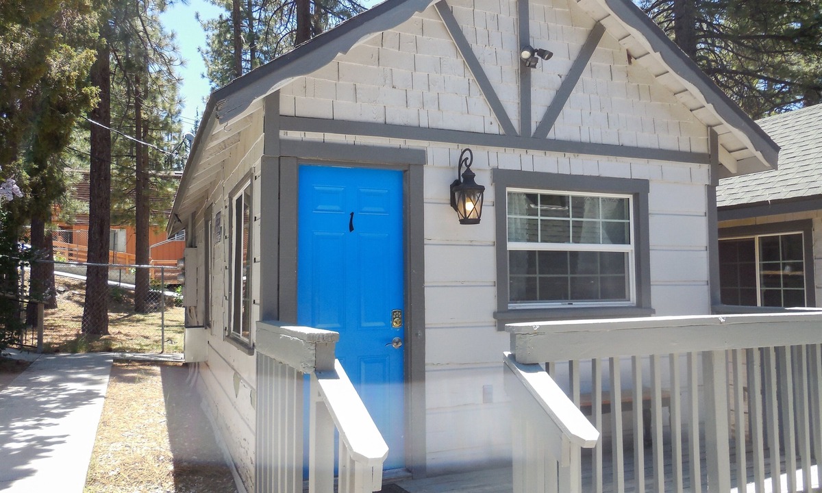 Ironwood Estates Cottage | Big Bear Cottage, walk to Village!