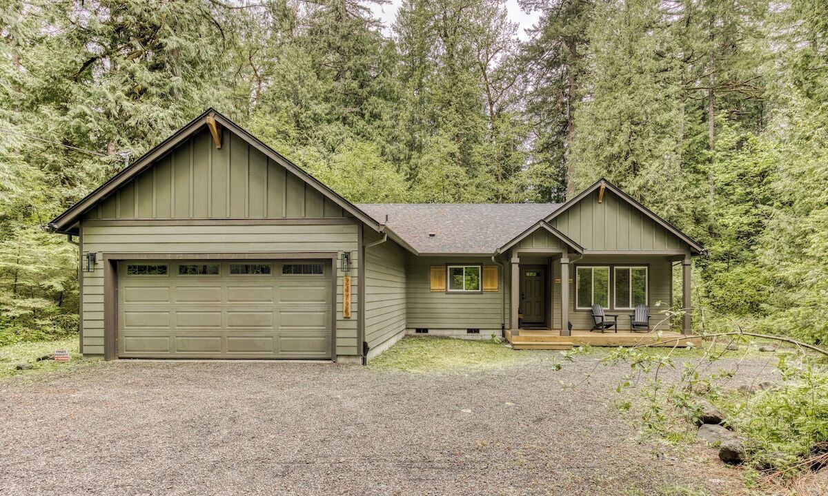 Zigzag Cabin | Bear Hug Hideaway - Cozy hot tub retreat