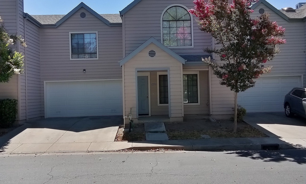 Townsend House | 3 bedroom 2.5 bath 1712 sq feet townhouse for 300 a night. Deposit: 300.