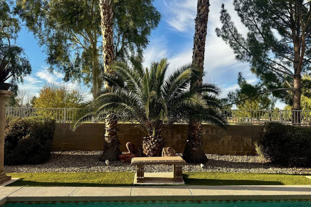 Surprise Farms House | Spacious Spring Training Home with 6 bedrooms, game room, pool and putting green