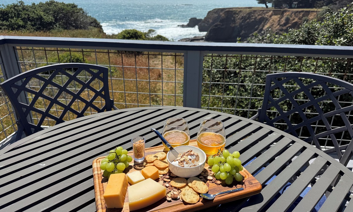 Gualala House | Ocean Front Coastal Home-SPECTACULAR VIEWS with Hot Tub & Large Deck