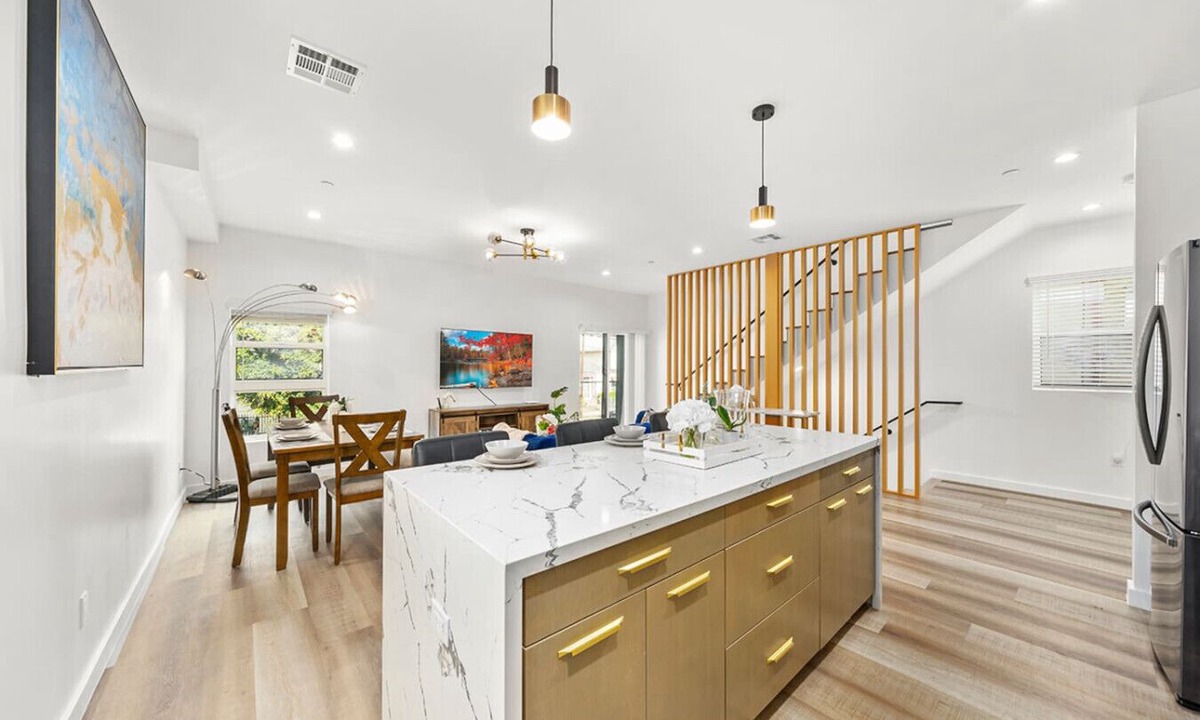 Rampart Village House | Spacious 5 Bedrooms house in Los Angeles
