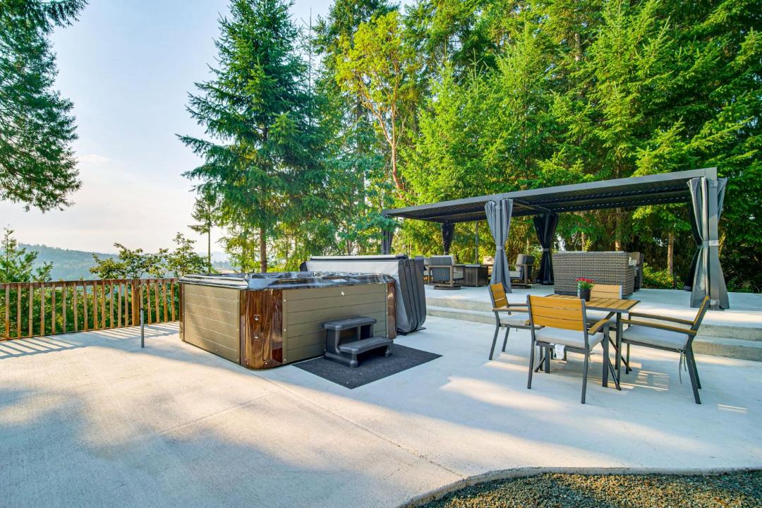 Roseburg Villa | “Mtn Views & Hot Tub: Umpqua Valley Villa!”