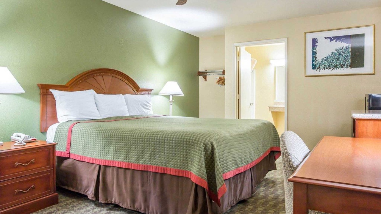 Photo of Bedroom in Delano