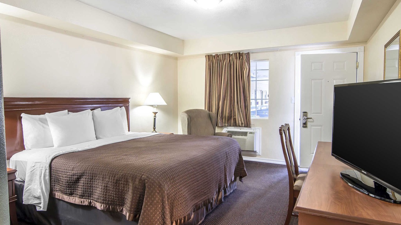Photo of Bedroom in City Center Medford
