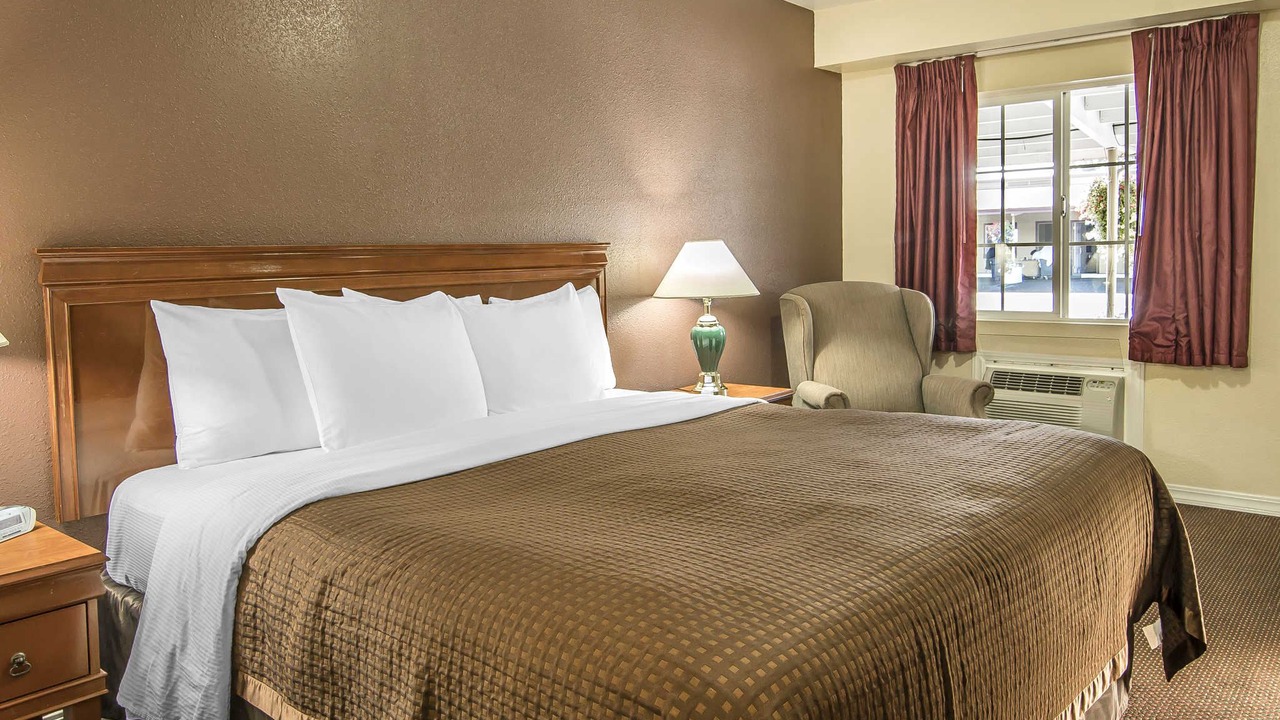 Photo of Bedroom in City Center Medford