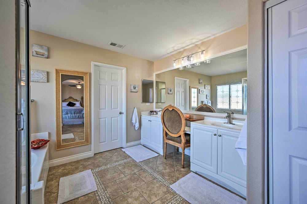 Photo of Bathroom in Ocean View Hills