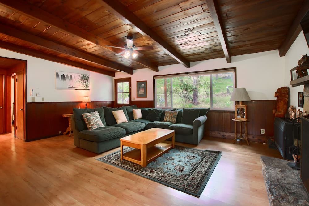 Photo of Livingroom in Oakhurst