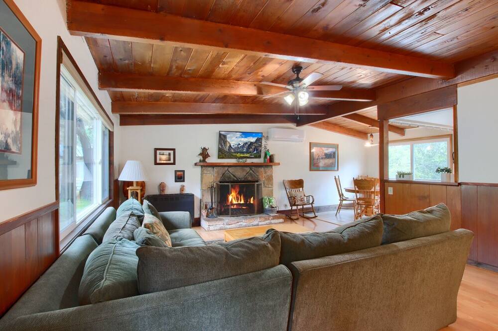 Photo of Livingroom in Oakhurst