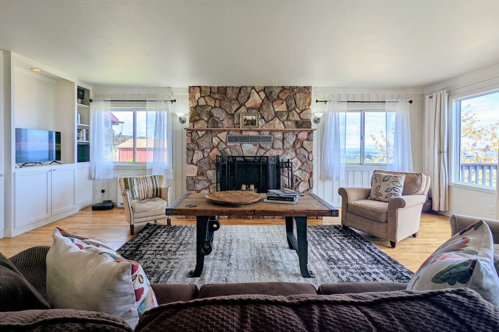 Photo of Livingroom in Amity
