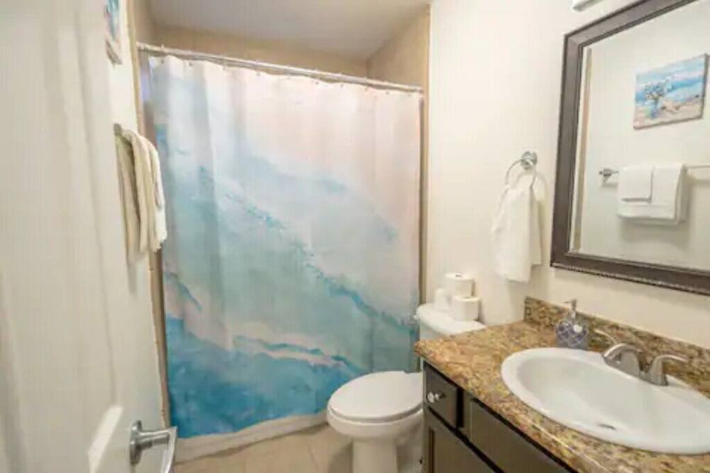 Photo of Bathroom in Lincoln Acres