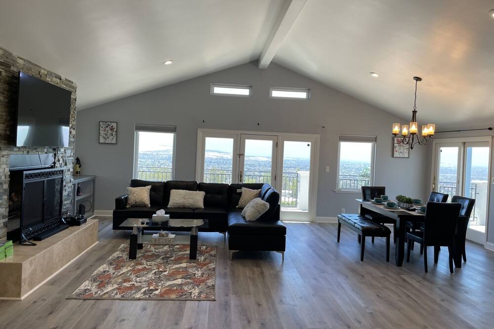 Photo of Livingroom in Evergreen