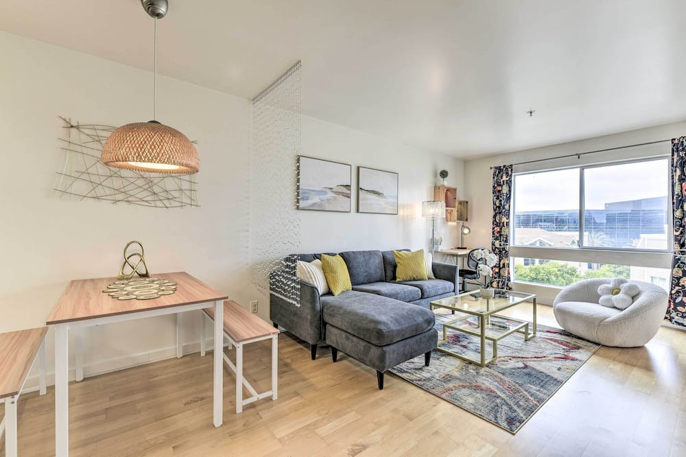 Photo of Livingroom in Emeryville