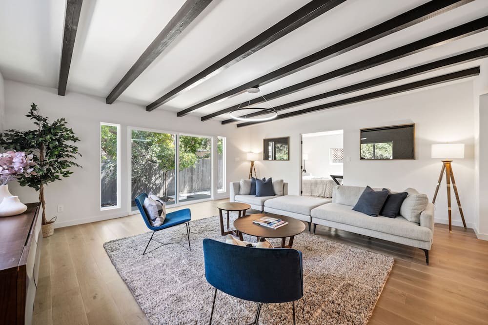 Photo of Livingroom in North Central