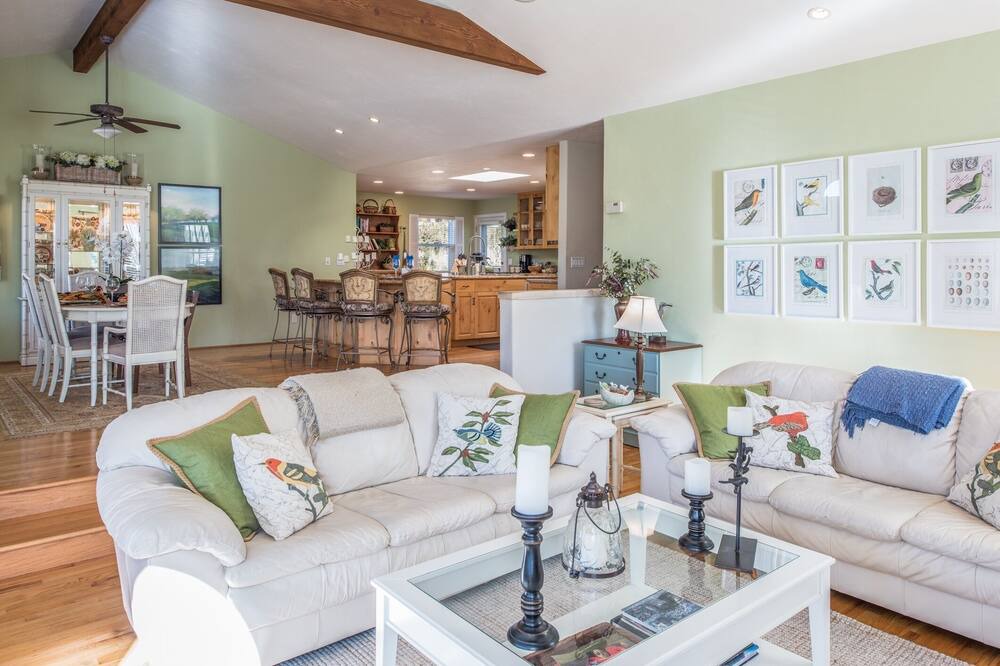 Photo of Livingroom in Del Rey Oaks