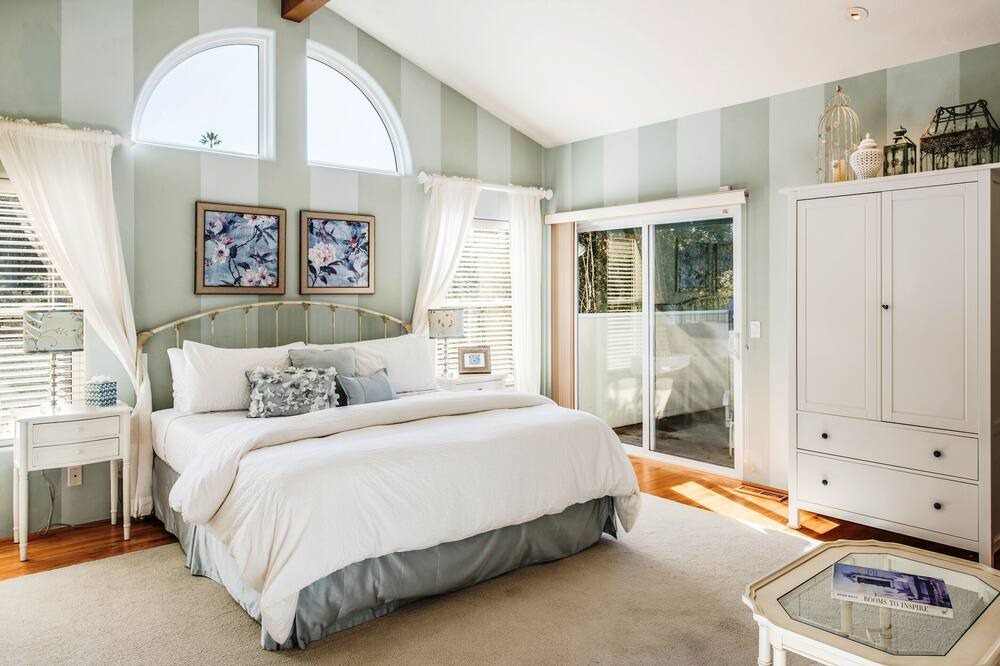 Photo of Bedroom in Del Rey Oaks