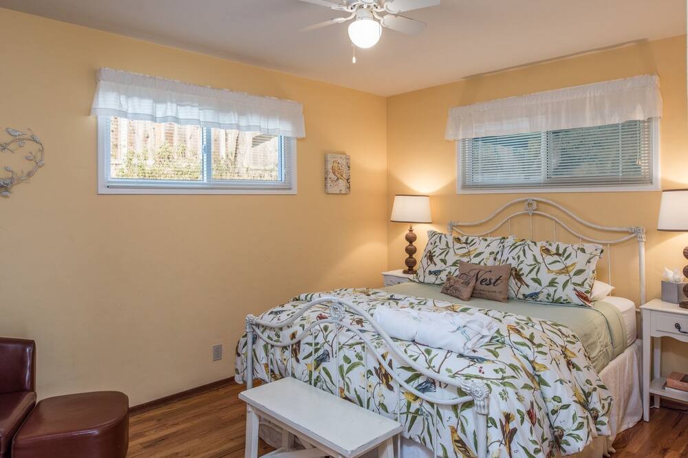 Photo of Bedroom in Del Rey Oaks