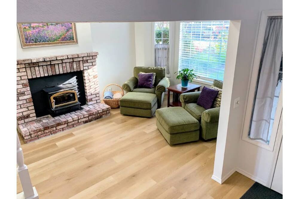 Photo of Livingroom in Eureka