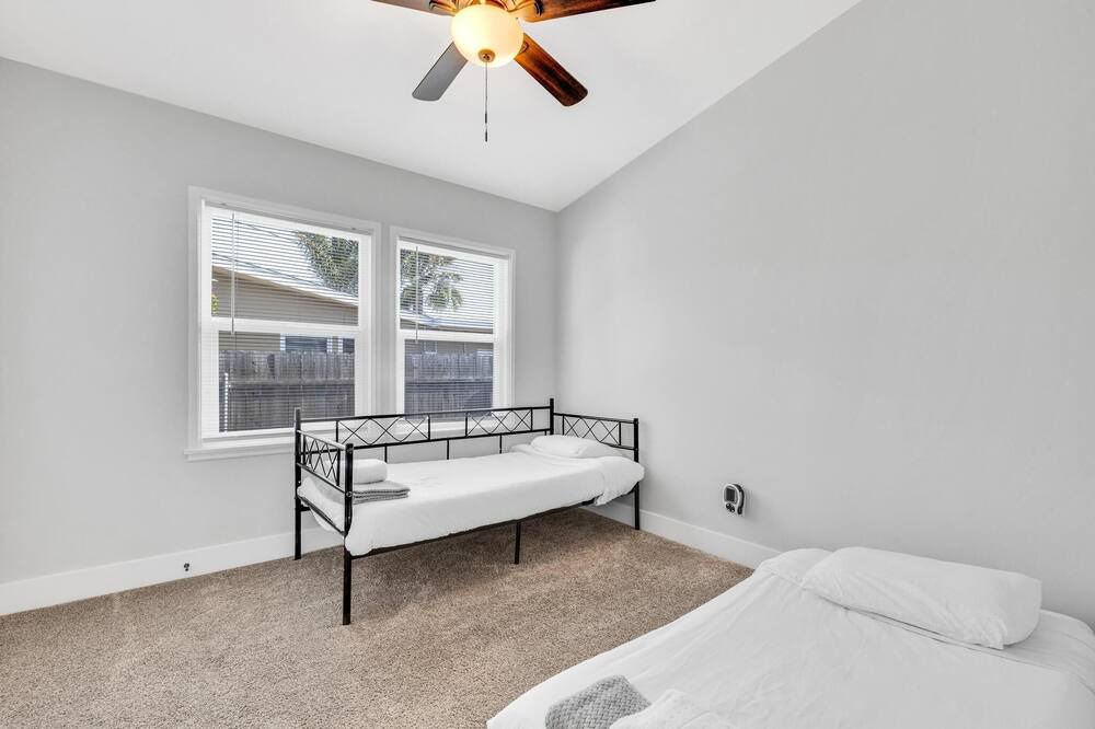 Photo of Bedroom in Lincoln Acres