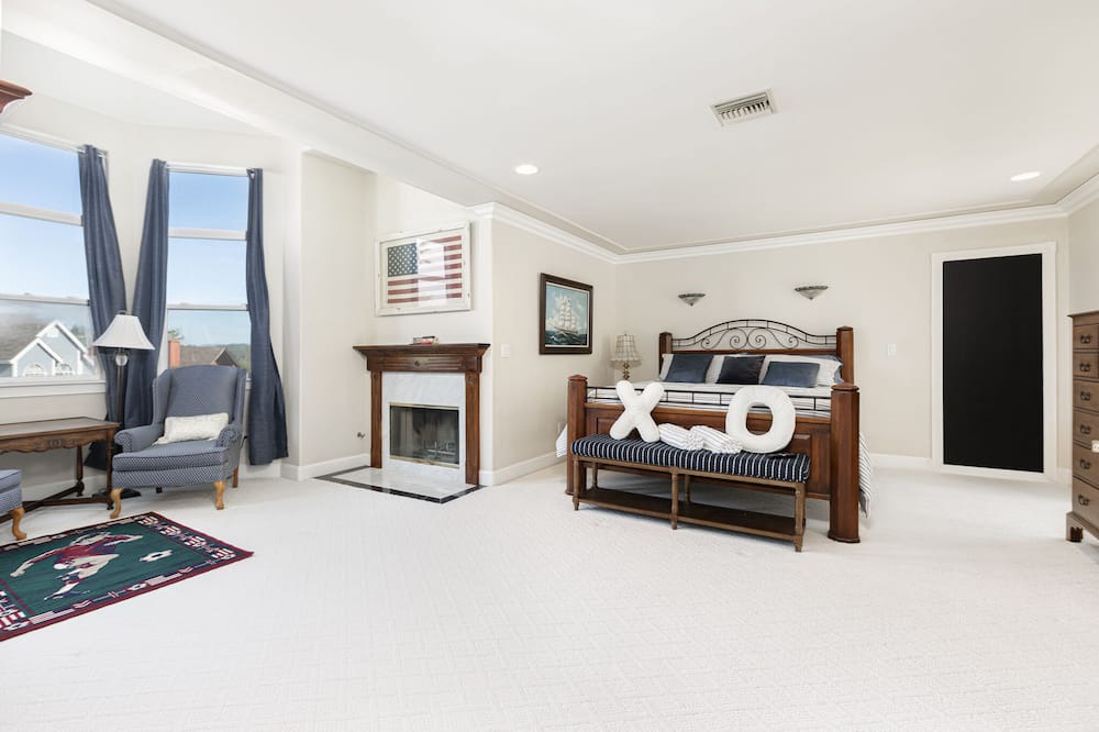 Photo of Bedroom in Oak Shores