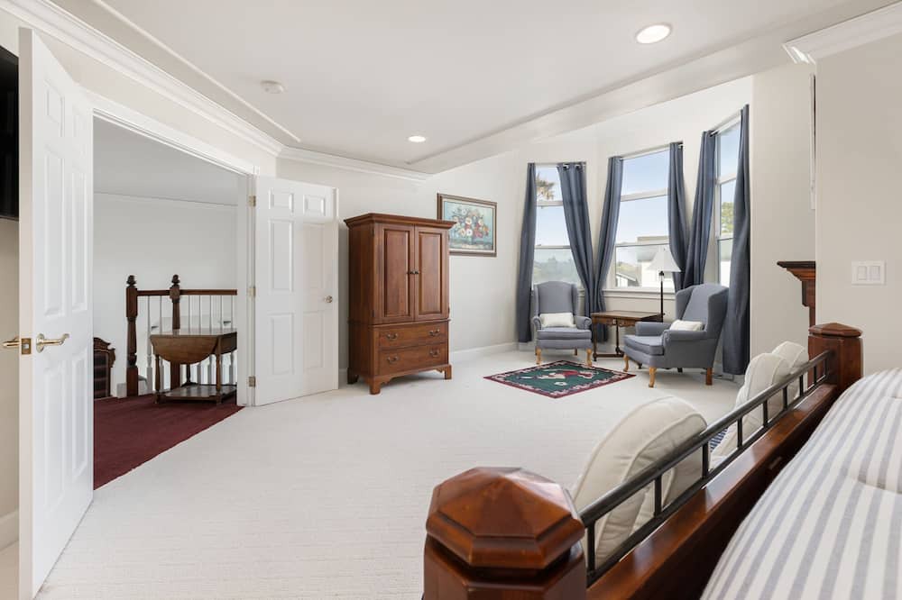 Photo of Bedroom in Oak Shores