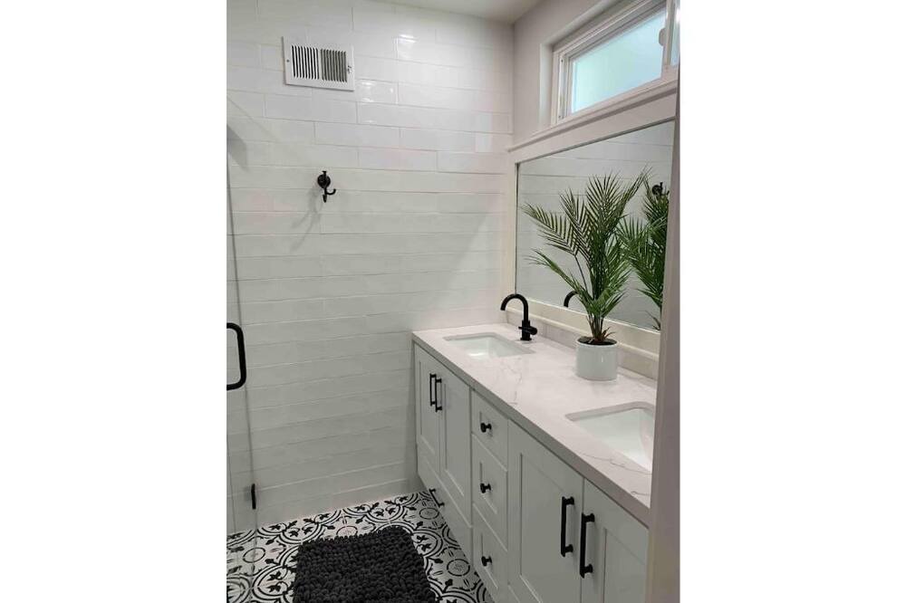 Photo of Bathroom in Corona