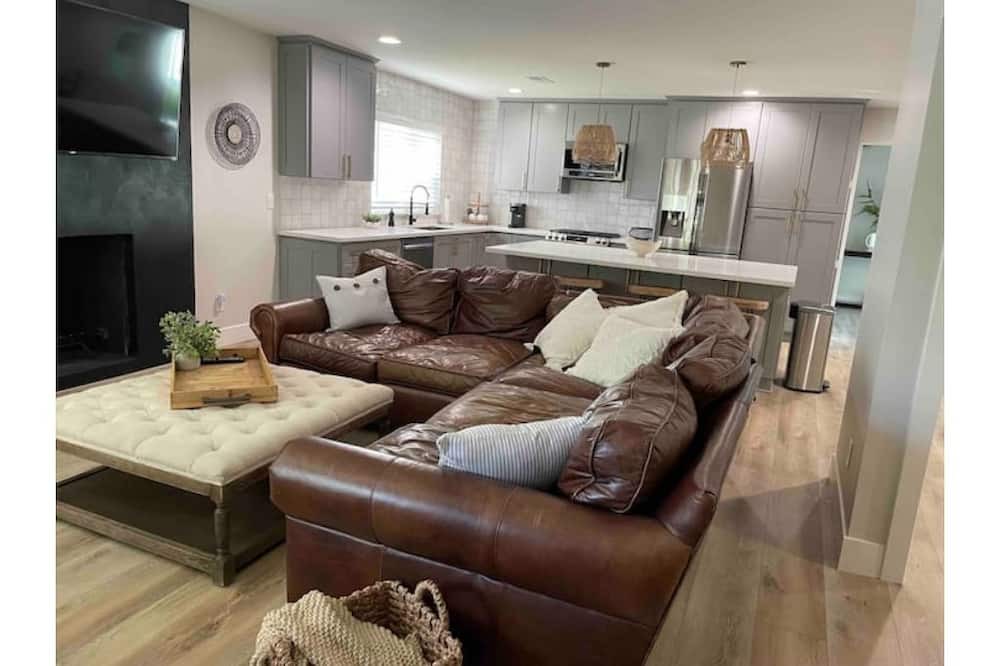 Photo of Livingroom in Corona