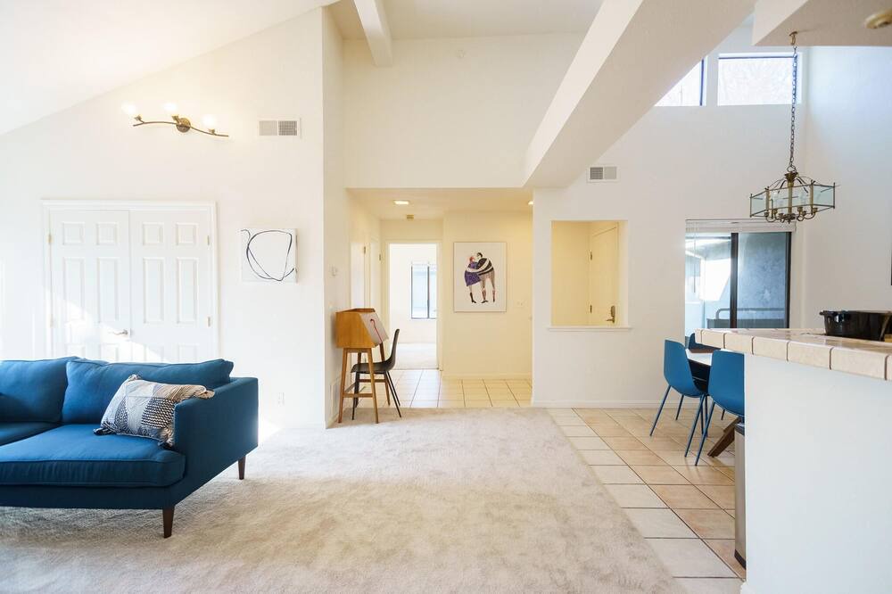 Photo of Livingroom in Newark