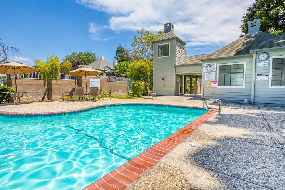Photo of Outdoor in Carmine - Parkmont