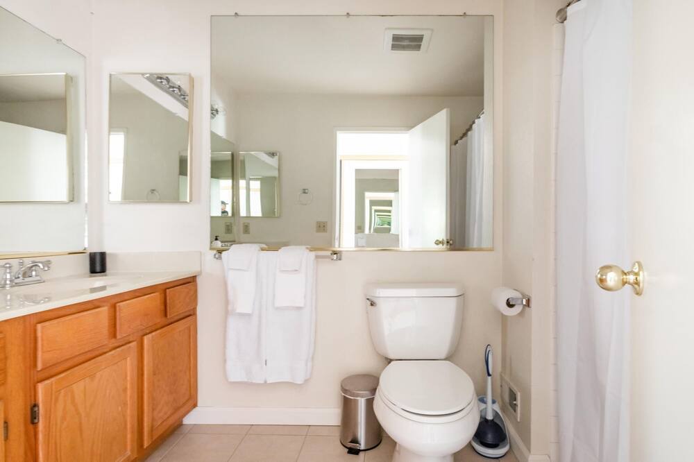 Photo of Bathroom in Carmine - Parkmont