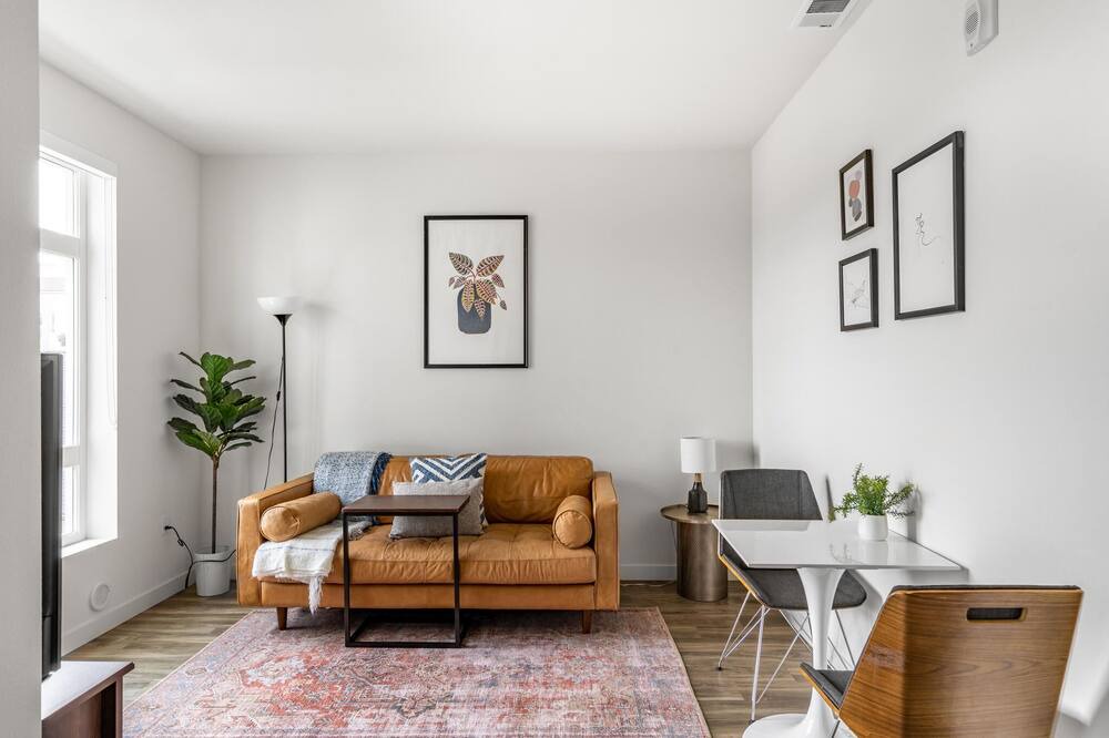 Photo of Livingroom in Oakland Ave - Harrison St