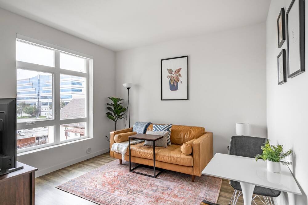 Photo of Livingroom in Oakland Ave - Harrison St