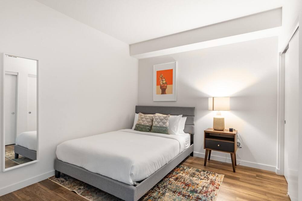 Photo of Bedroom in Oakland Ave - Harrison St