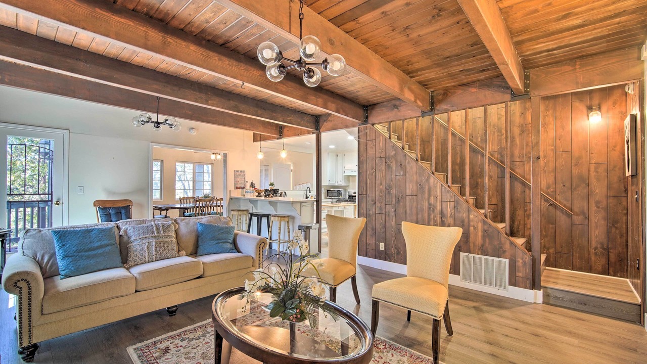 Photo of Livingroom in Lake Arrowhead