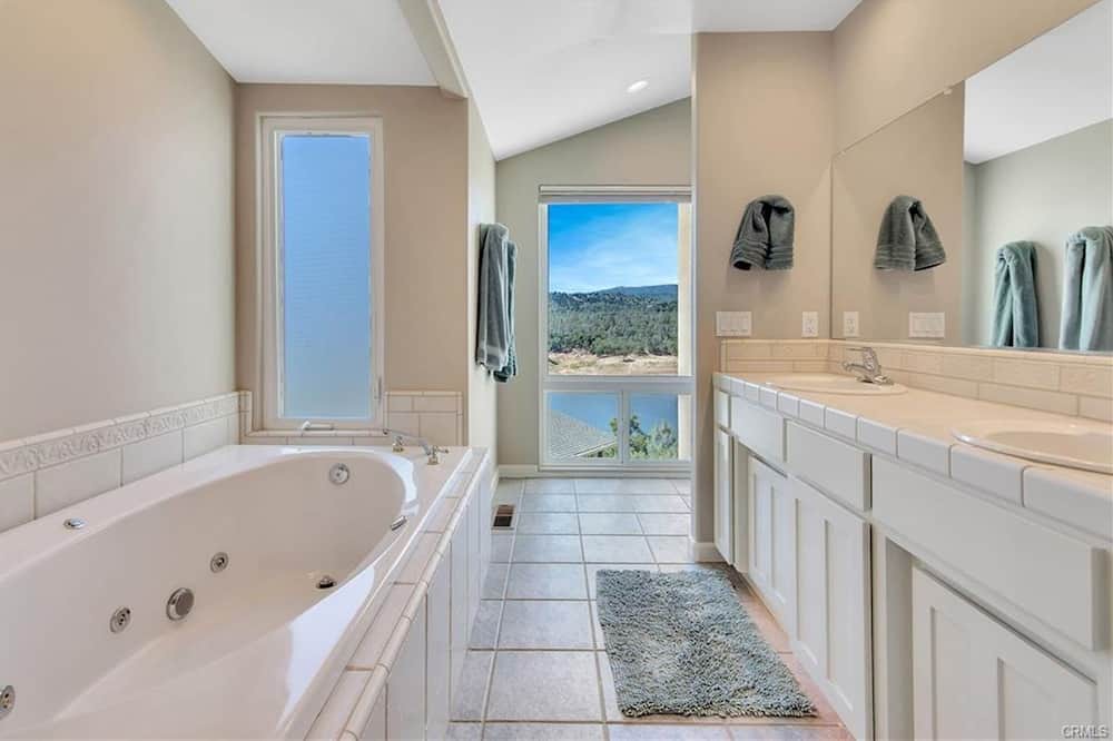 Photo of Bathroom in Oak Shores