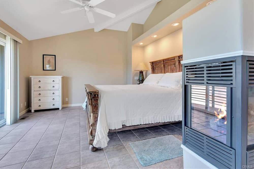 Photo of Bedroom in Oak Shores