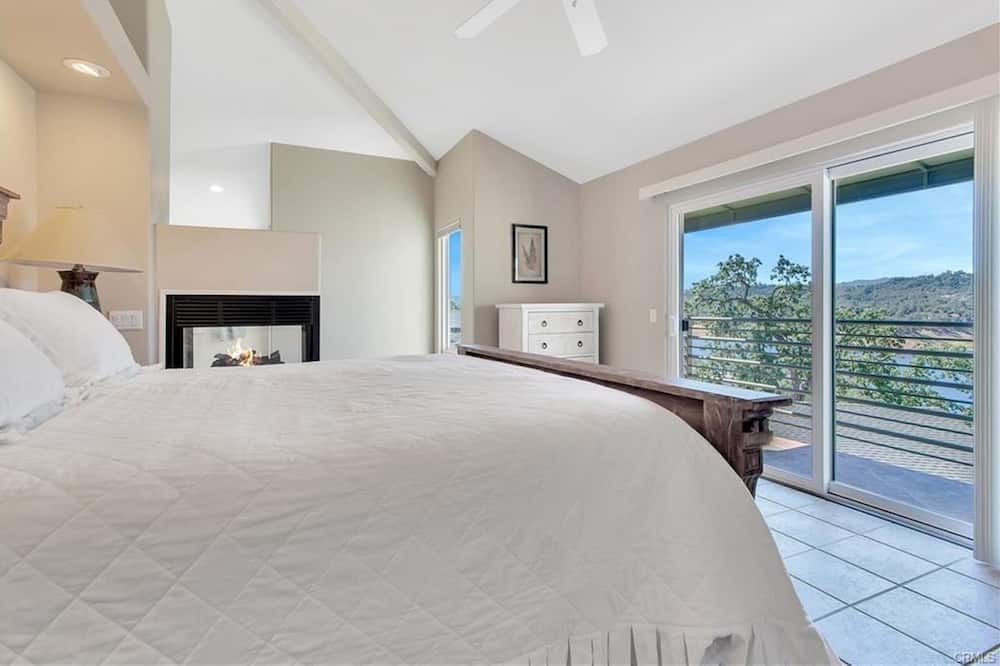 Photo of Bedroom in Oak Shores