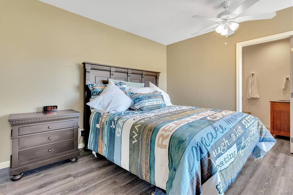Photo of Bedroom in Oak Shores