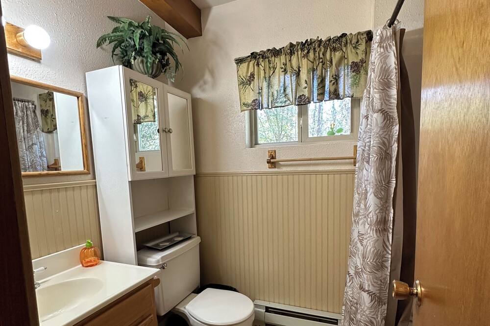 Photo of Bathroom in Klamath Falls