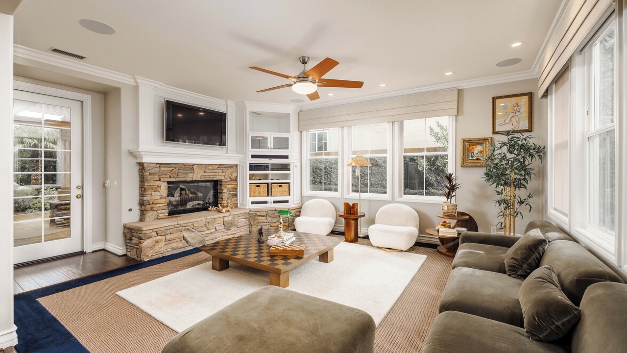 Photo of Livingroom in Lower Peters Canyon