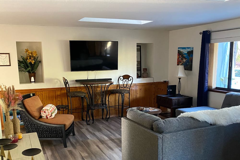 Photo of Livingroom in Apple Hill