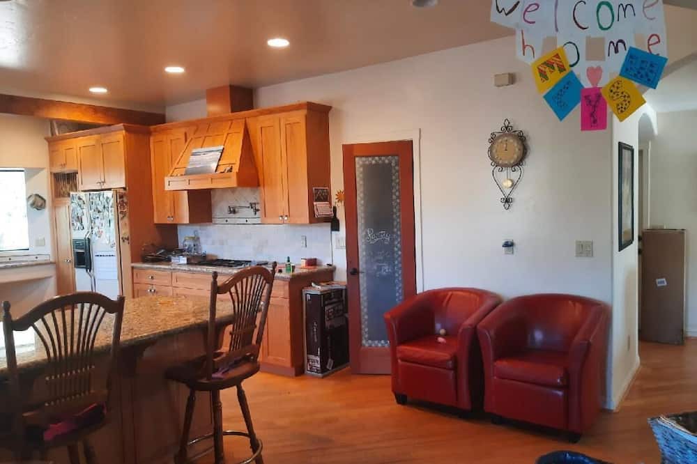 Photo of Livingroom in Yosemite Lakes