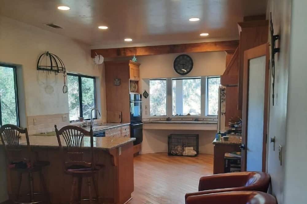 Photo of Livingroom in Yosemite Lakes
