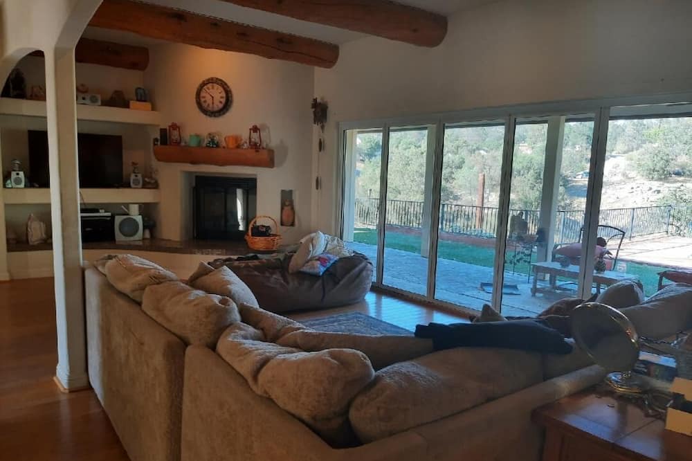 Photo of Livingroom in Yosemite Lakes