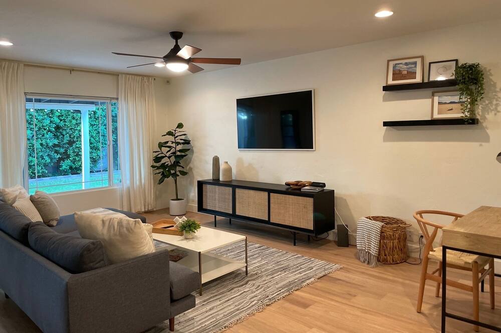 Photo of Livingroom in Wilshire Terrace