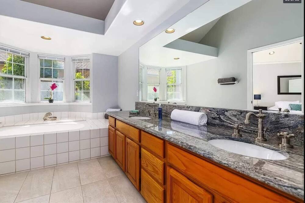 Photo of Bedroom in El Sobrante