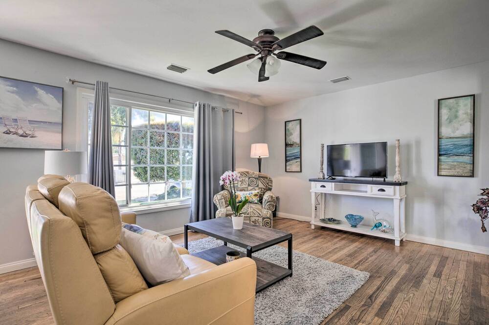 Photo of Livingroom in East Side Capistrano