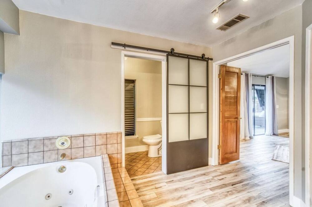 Photo of Bathroom in Raisin