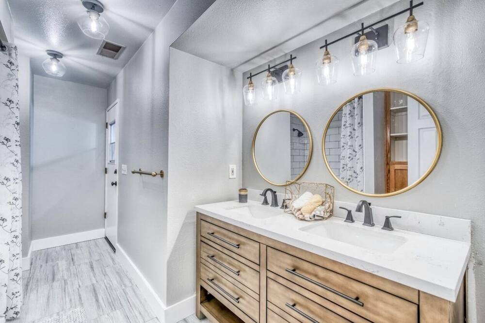 Photo of Bathroom in Raisin